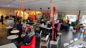 Gespannen kijken naar het scherm